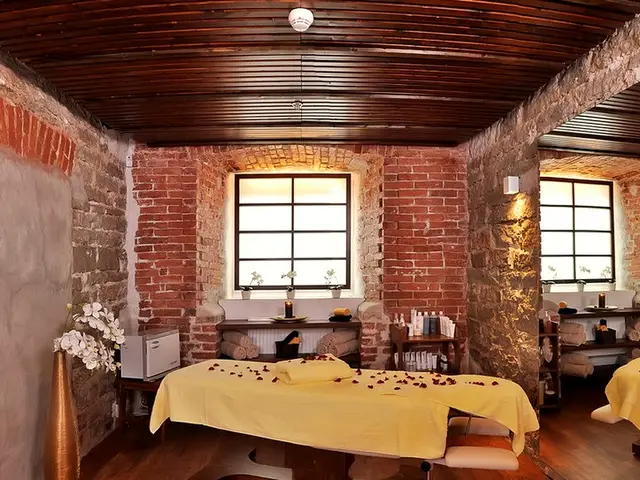 Tuğla duvarlı, gül yapraklı masaj odası — Avrupa Yakası, Masaj Salonun